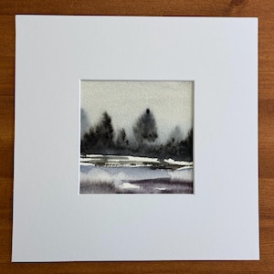 Puede incluir: Una pintura de acuarela de una escena de bosque brumoso con árboles oscuros silueteados contra un cielo gris claro. La pintura tiene una sensación suave y etérea.