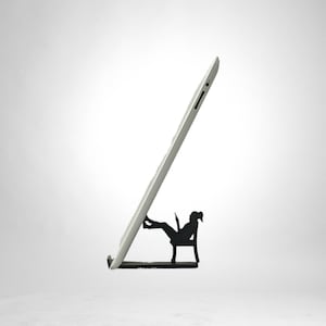 Comment Kim Minimalist Cellphone Holder - Office gift - Smartphone Stand for Office Decor, Tablet Holder, Phone Holder