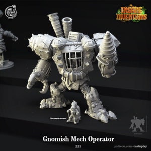 Może przedstawiać: Szary, szczegółowy, wydrukowany w 3D model Gnomiego Operatora Mecha, robota z ramieniem wiertniczym, stojącego obok mniejszego modelu pilota gnoma. Model ma 130 mm wysokości. W obrazie widoczny jest tekst "Insane Inventions" i "Gnomish Mech Operator".