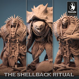 Può includere: Una miniatura dettagliata dipinta a mano di una creatura simile a una tartaruga con un guscio e tratti umani. La creatura indossa un copricapo decorativo e una collana. La miniatura è dipinta in tonalità di marrone e beige. Il testo "The Shellback Ritual" è stampato sotto la miniatura.