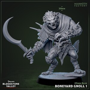 Peut inclure: Figurine miniature grise et détaillée d'un Gnoll, créature humanoïde aux traits de loup, tenant une lame incurvée. La figurine est issue de l'ensemble Boneyard Gnoll 1, avec une base de 25 mm et une hauteur de 39 mm. De la série Bloodstone Valley.