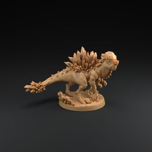 Peut inclure: Une figurine miniature de dinosaure pachycéphalosaure avec une texture cristalline, debout sur une base avec une surface rocheuse rugueuse.