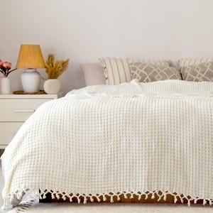 Handmade Cotton Fringed Bedspread: Boho Throw Blanket (200x220 cm)