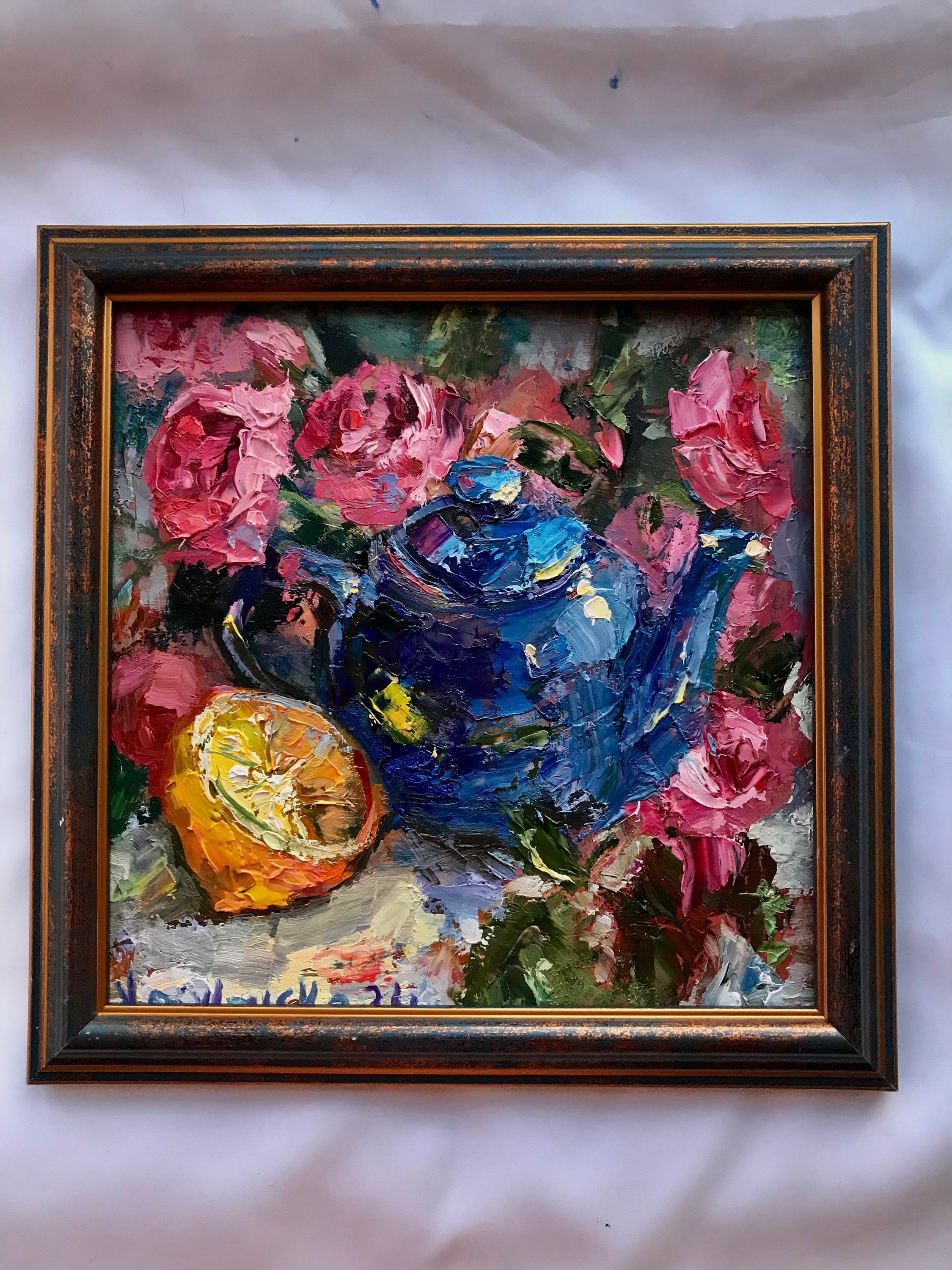 青いティーポットの静物油絵：ピンクの花、レモン（8 x 8インチ