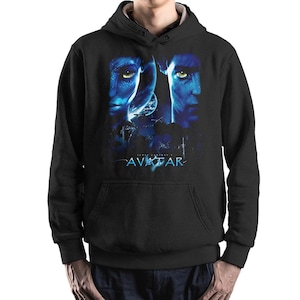 Può includere: Felpa con cappuccio nera con una stampa grafica dei personaggi del film Avatar. La grafica include il testo "James Cameron's Avatar" e un'immagine blu e bianca dei personaggi.