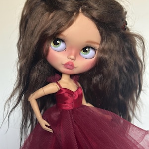 Aangepaste Blythe-pop - OOAK Handgemaakt - Mohairhaar - Rode elegante jurk - Glazen ogen - Unieke verzamelbare kunstpop
