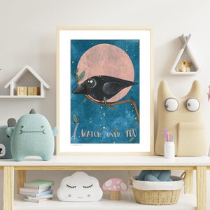 Edición limitada: lindo póster de cuervo bebé, luna rosa y noche estrellada. Halloween gótico. Diseño original: menos de 10 editados. SIN MARCO.