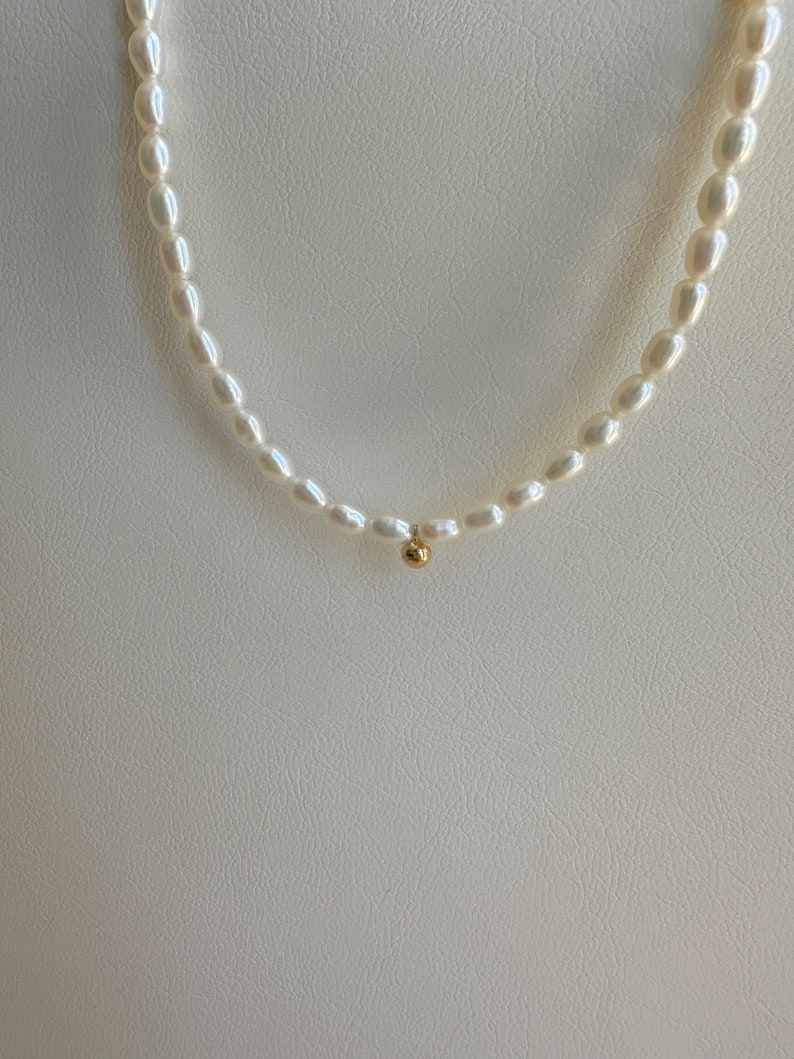Perlen Perlen Gold gefüllt Halskette / Gold Kugel Anhänger Choker Halskette / Süßwasser Perlen Halskette / Mini Perlen Choker / Bild 1