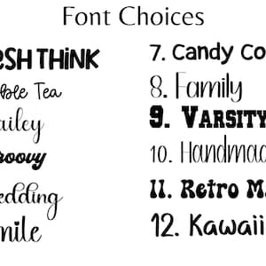 Puede incluir: Una lista de 12 opciones de fuentes diferentes para un proyecto de dise&ntilde;o. Las fuentes se muestran en texto negro sobre fondo blanco. Las fuentes est&aacute;n numeradas del 1 al 12. Las fuentes incluyen: FRESH THINK, Bubble Tea, Hailey, Groovy, Wedding, Smile, Candy Comic, Family, VARSITY, Handmade, Retro Magic y Kawaii.