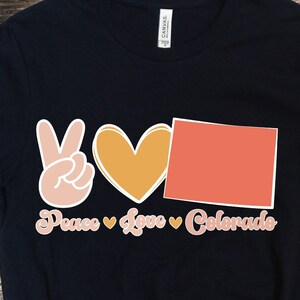 Frieden Liebe Colorado State SVG, Png, Colorado Karte SVG, Retro Colorado Blume SVG Cricut Cut Datei Silhouette Sublimation Design