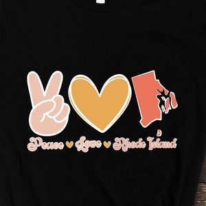 Frieden Liebe Rhode Island Bundesstaat SVG, Png, Rhode Island Karte SVG, Retro Rhode Island Blume SVG Cricut Cut Datei Silhouette Sublimation Design