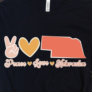 Frieden Liebe Nebraska Bundesstaat SVG, Png, Nebraska Karte SVG, Retro Nebraska Blume SVG Cricut Cut Datei Silhouette Sublimation Design