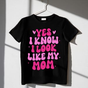 Yes I Know I Look Like My Mom Svg, Mother&#39;s Day Png, Funny Retro Png, Funny Daughter Svg, Funny Moms and Daughter, Digital Download