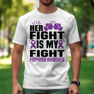 ポルフィリン症啓発 PNG SVG、彼女の戦いは私の戦い SVG、紫のリボン SVG Cricut PNG 昇華デザイン