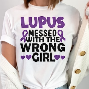 Lupus Bewusstseins-Svg Png, Lupus vermasselt mit dem falschen Mädchen Png, Unterstützung Lupus Purple Ribbon SVG Cricut Datei Sublimationsdesign