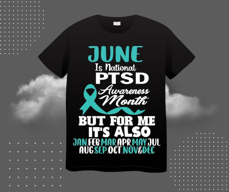 以下が含まれることがあります： ターコイズブルーのリボンと「JUNE Is National PTSD Awareness Month BUT FOR ME IT'S ALSO JAN FEB MAR APR MAY JUL AUG.SEP.OCT.NOV&DEC」というテキストが書かれた黒いTシャツ