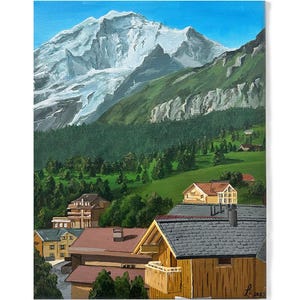 Puede incluir: Una pintura de un pueblo de montaña con una montaña cubierta de nieve en el fondo. El pueblo está formado por varias casas de madera con techos marrones. Las casas están rodeadas de árboles verdes y hierba. El cielo es azul y hay nubes blancas en el cielo.