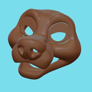 Puede incluir: Una máscara marrón impresa en 3D de la cara de un animal de dibujos animados, con cuencas de ojos abiertas y una boca sonriente. La máscara está sobre un fondo azul claro, mostrando sus rasgos suaves y redondeados.