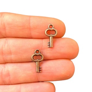 10 Copper Minimalist Key Charms - Antique Copper Plated Key Pendant - Jewellery Making (8 x 16 mm) LB-346