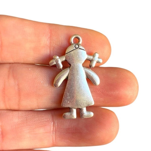 Charme de poupée en argent - Pendentif de poupée antique plaqué argent - Fabrication de bijoux - Cadeau - Porte-clés bébé fille (30 x 19 mm) LG-376