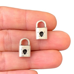 4 piccoli ciondoli a forma di lucchetto – Ciondolo a forma di lucchetto minimalista placcato argento antico – Doppia faccia (9 x 14 mm) LG-223