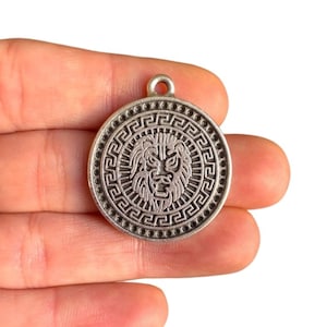 Silver Lion Medallion Charm – Antique Silver Plated Round Pendant, Flat Back (28 x 31 mm) LG-275