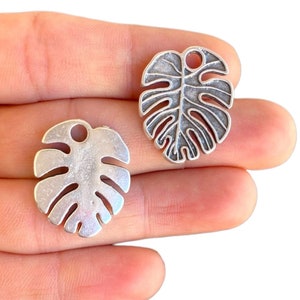 Antique silver plated tropical leaf charm for botanical jewelry (25 x 20 mm) LG-457