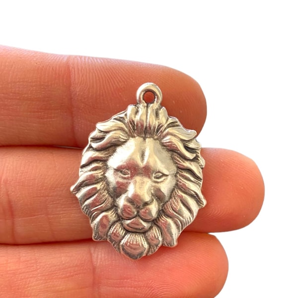 Charme lion argenté - Pendentif lion plaqué argent antique - Charme animal sauvage (24 x 30 mm) LG-214