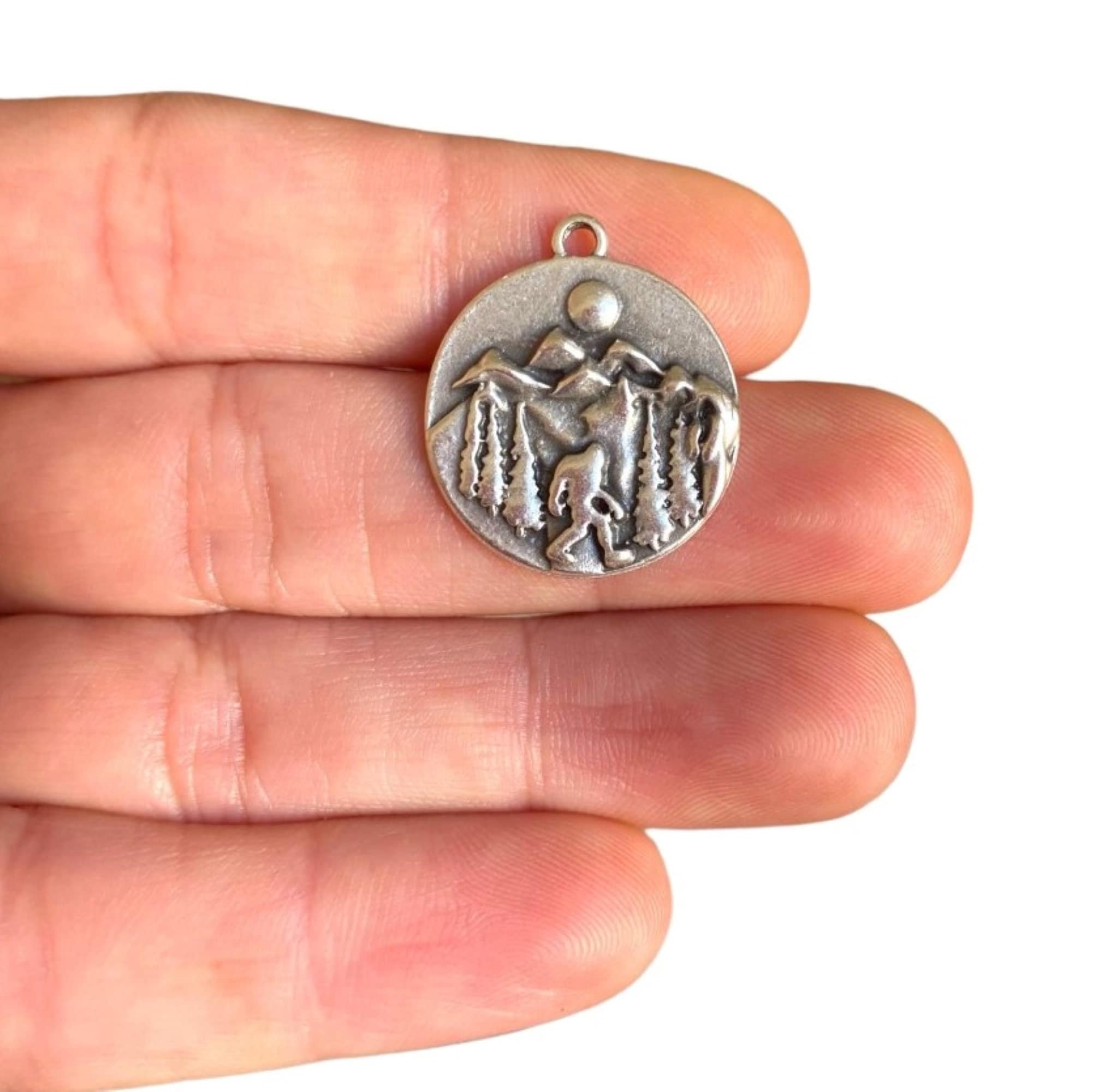 Bigfoot Charm Anhänger Versilbert - Sasquatch Anhänger zur Schmuckherstellung, Fabelwesen Charm (23 x 20 mm) LG-257