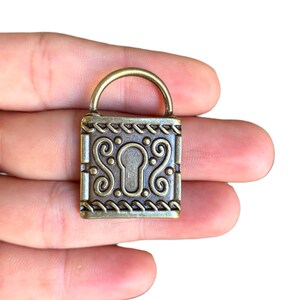 Vorhängeschloss Bronze Anhänger - Antike Bronze überzogener großer Anhänger mit ethnischem Design (23 x 35 mm) LS-234