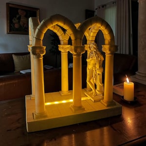 Könnte beinhalten: Rustikales Holzschild mit dem Text "Welcome to our home" in weißer Schrift. Das Schild hat eine Used-Optik und ein schlichtes, einladendes Design, perfekt für eine Veranda oder einen Eingangsbereich.