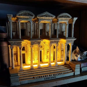 Biblioteca de Celso iluminada con LED hecha a mano, modelo de Éfeso: miniatura de arquitectura romana antigua.