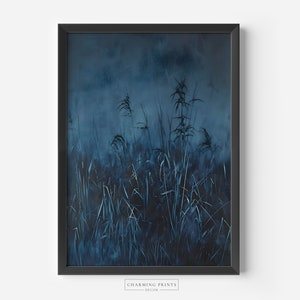 Puede incluir: Una impresi&oacute;n art&iacute;stica enmarcada que presenta un paisaje oscuro y atmosf&eacute;rico. La obra muestra hierbas altas y juncos en tonos azules y negros, sobre un fondo texturizado. La impresi&oacute;n est&aacute; enmarcada en un marco negro simple, con el texto "CHARMING PRINTS DECOR".