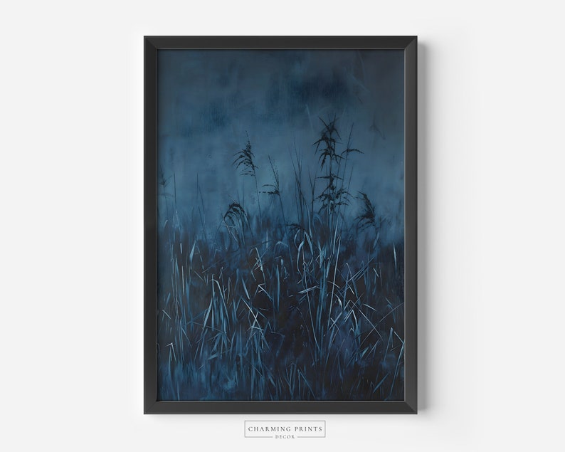 Puede incluir: Una impresi&oacute;n art&iacute;stica enmarcada que presenta un paisaje oscuro y atmosf&eacute;rico. La obra muestra hierbas altas y juncos en tonos azules y negros, sobre un fondo texturizado. La impresi&oacute;n est&aacute; enmarcada en un marco negro simple, con el texto "CHARMING PRINTS DECOR".