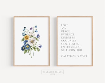 Puede incluir: Dos láminas decorativas enmarcadas con marcos de madera clara. La lámina izquierda muestra un ramo de flores azules, amarillas y blancas en acuarela con hojas verdes. La derecha presenta texto negro con la lista Love, Joy, Peace, Patience, Kindness, Goodness, Gentleness, Faithfulness, Self-Control y Galatians 5:22-23.