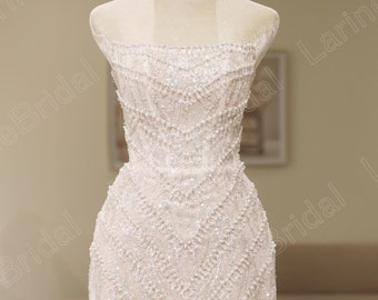 Mini abito da sposa con perline scintillanti. Abito da festa lussuoso con perline. Abiti da sposa personalizzati.