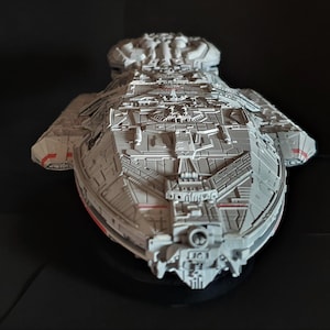 &quot;Battlestar Galactica TOS Resin Display Modell 1:1600 &quot;&quot;78 cm x 31 cm x 16 cm&quot;&quot;.&quot;