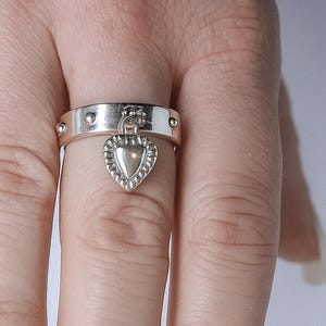 シルバーハートチャームリング - 調節可能なバンド、ダングルペンダントディテール、彼女へのロマンチックなギフト