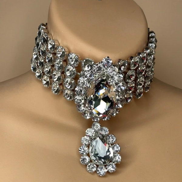 Kristall Showgirl Choker Halskette | Groß Österreichischer Kristall Trachtenschmuck | 40mm Breite Halsband | Tropfen Anhänger Dropper | Faux Diamant