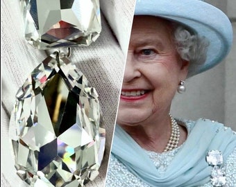 Brosche aus österreichischem Kristall von Königin Elisabeth II., Nachbildung der Brosche mit Cullinan-Diamanten, Oma-Chips aus österreichischem Kristall, prächtig