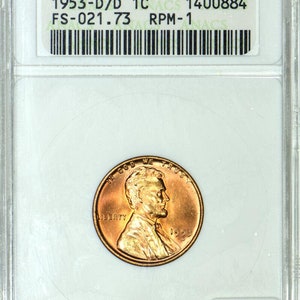 以下が含まれることがあります： ANACS によって MS 65 レッドと格付けされた 1953 年のリンカーン 1 セント硬貨。コインは、"1953-D/D 1C 1400884 FS-021.73 RPM-1" と書かれたラベルが付いたプラスチック製の硬貨ホルダーに入っています。