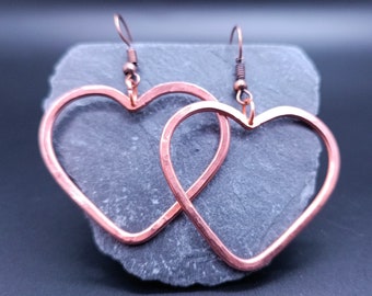 Boucles d'oreilles Coeurs doux, élégantes féminines, martelées, pendant d’oreilles fait main, Idée cadeau idéale, mignon, coeur cuivre