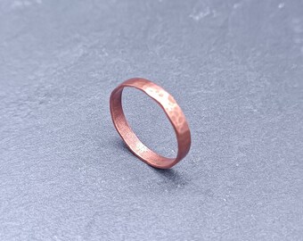 Fine hammered ring in pure copper, oxidized, simple brutalist.