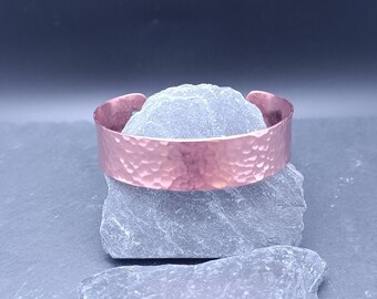 Bracelet large en cuivre poli, martelé artisanal, ouvert et réglable, homme , femme, cadeau .