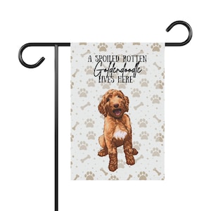 Aquí vive un goldendoodle mimado y podrido. Bandera de jardín: decoración personalizada para el jardín de tu perro, regalo para amantes de las mascotas.