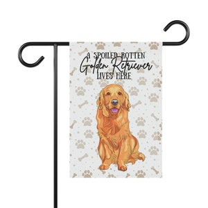 Um golden retriever mimado e podre mora aqui Bandeira de jardim – Decoração personalizada para quintal de cachorro, presente para amantes de animais de estimação