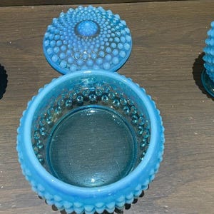 3-częściowy zestaw szklanych komód VTG FENTON z niebieskim opalizującym pudrem i perfumami