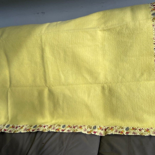 Couverture pour bébé en acrylique Sears Winnie l'ourson à tissage gaufré avec bordure en satin jaune