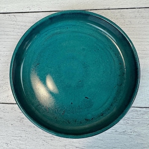 Può includere: Un set di tre tazze in ceramica con finitura opaca e macchiettata. Le tazze sono nei toni del crema, marrone chiaro e marrone scuro. Ogni tazza ha un design semplice e minimalista.