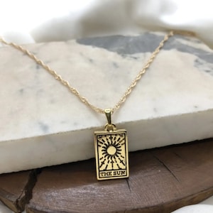 Collar de la carta del Tarot del Lector, collar de oro, delicado collar de ratón de biblioteca, collar hecho a mano para amantes de los libros, regalo para amantes de los libros, regalo para ella, tarot